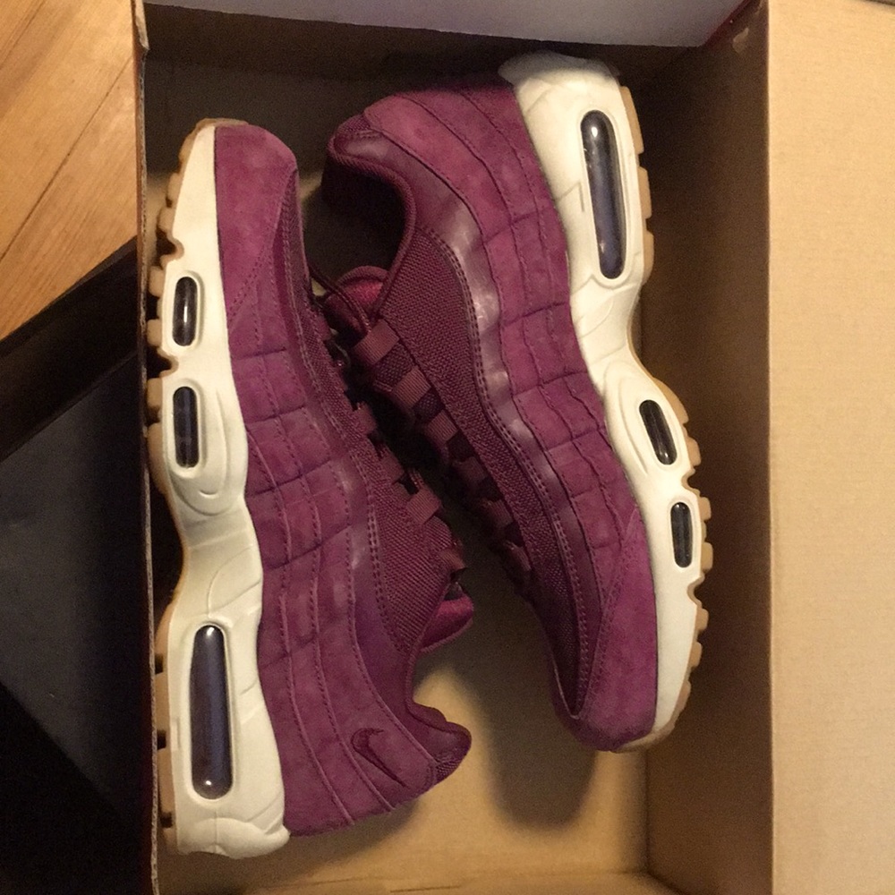 NIKE AIRMAX 95 SE BORDEAUXBURGUNDY-DESERTSAND SZ10